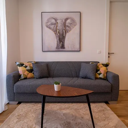 アパート Mila By Belmont Realty